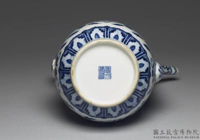 图片[3]-Ewer with flower and fruit decoration in underglaze blue, Qing dynasty, Qianlong reign (1736-1795)-China Archive